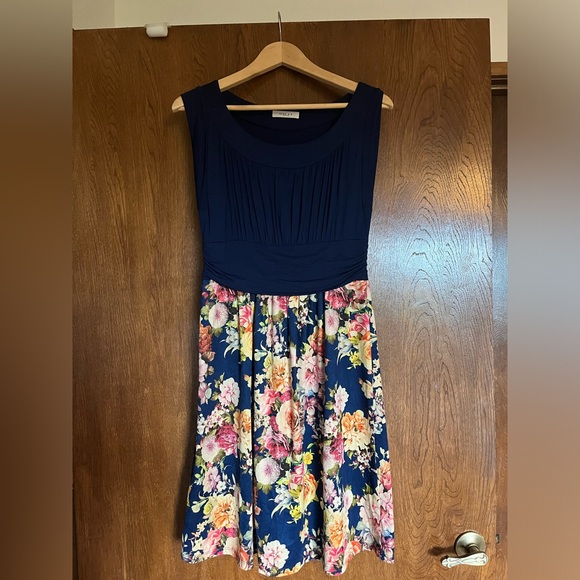 Dress - Picture 2 of 8